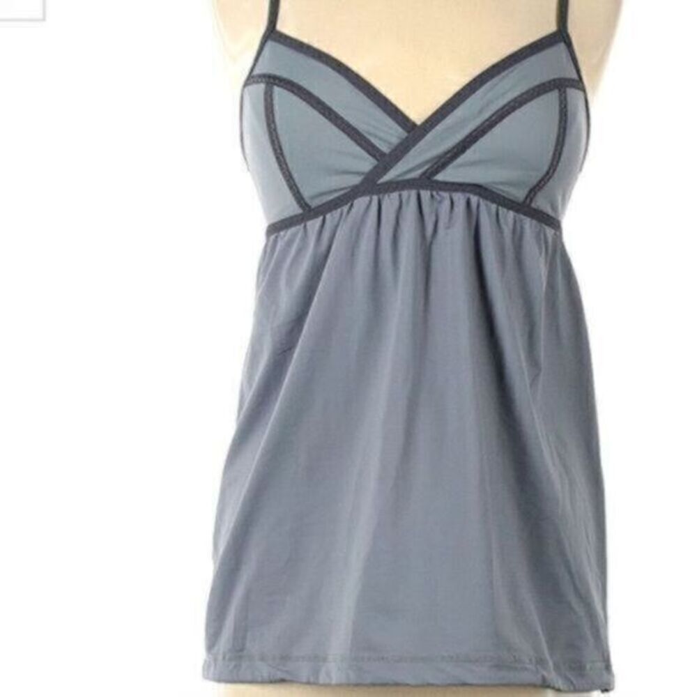 Lululemon Athletica gray color block table top size 4